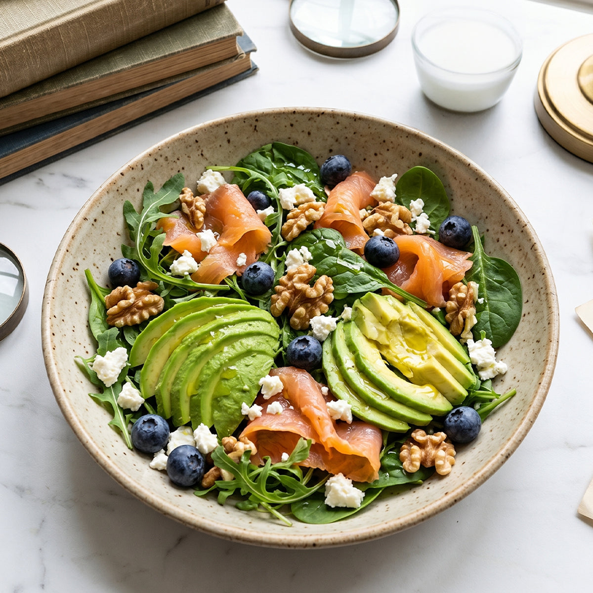 RECEPT: Breinsalade met Walnoten, Avocado, Bessen en Gerookte Zalm